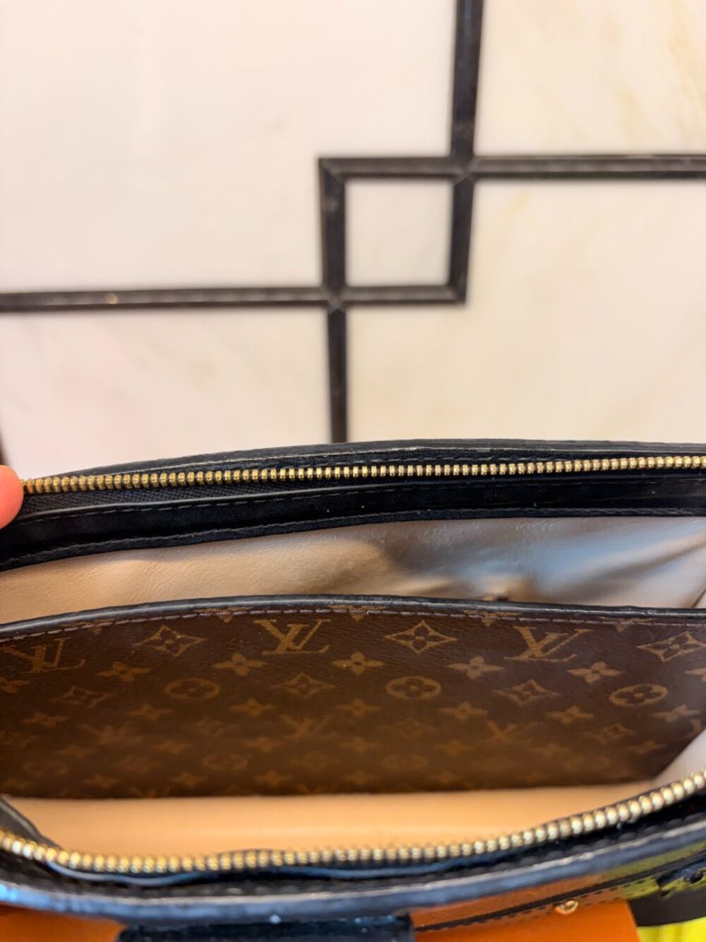 Louis Vuitton - Picture 2 of 6
